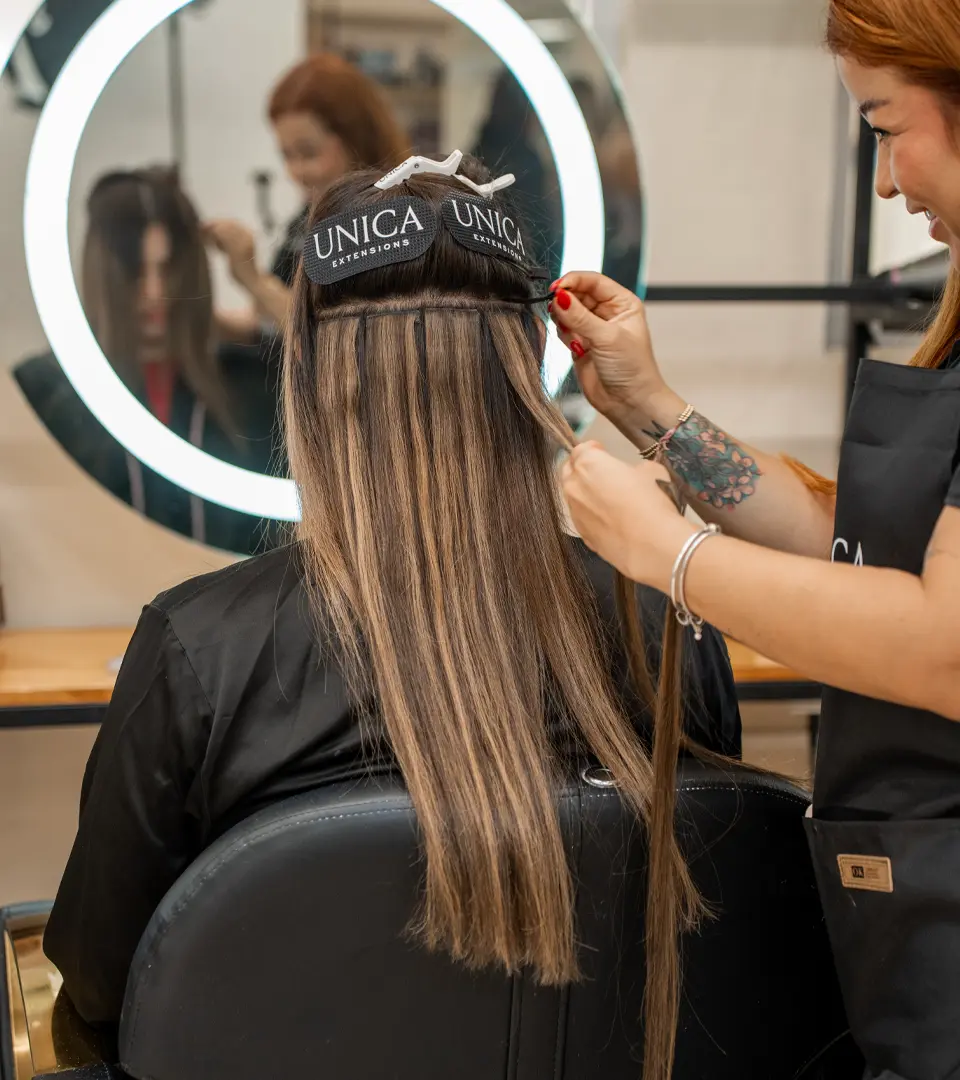 Formación práctica de extensiones Tape Invisible UNICA en salón