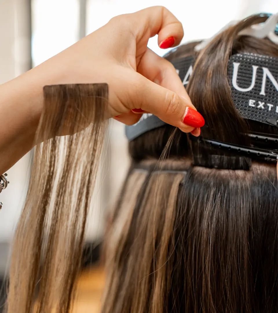 Aplicación profesional de extensiones Tape Invisible UNICA en salón